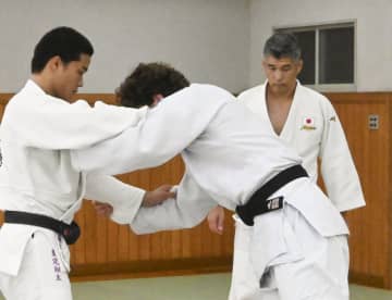 井上康生さん「未来信じて」　ウクライナ選手に技術講習