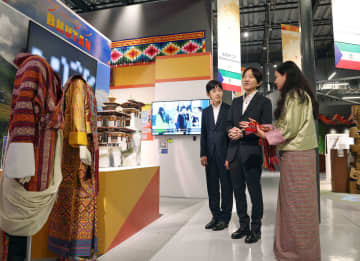 悠仁さまブータン展示見学　秋篠宮さまと万博に