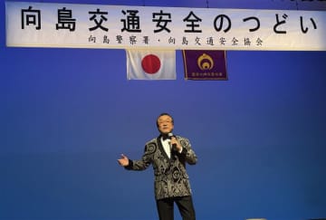 歌手・佳山明生さん　歌声披露し交通安全呼びかけ　警視庁