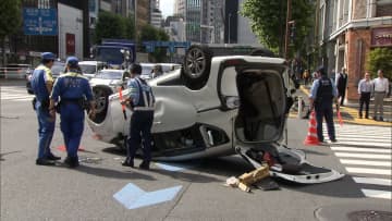 「気づいた頃にはひっくり返っていた」東京・赤坂の交差点でタクシー横転の瞬間