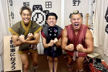 マッチョ芸人がお出迎え！ バラエティ「野田クリの野望」ブースを撮り下ろし【TGS2025】カイロソフトとのコラボステッカーも配布