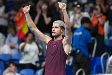 世界1位アルカラス 左足首を痛めるアクシデントを乗り越えて世界41位にストレート勝ちで2回戦へ[木下グループジャパンオープン]