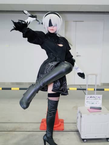 片足立ちが美しい『NieR:Automata』2Bのコスプレ、シルエット再現のためスカートの内側に入れたものは？
