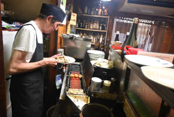 横浜・野毛の焼き鳥店「鳥福」30日に閉店　営業45年の原動力はお客さん