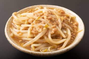 ロバート馬場考案『とろとろもやし』罪悪感0で材料2つで完成！ワンパンレシピの新救世主出現に「焼きそばの蒸し麺をカリカリに焼いてその上に乗せました！」「包丁苦手な私でも作れそう」の声