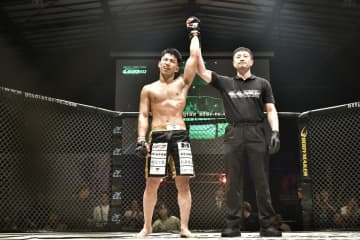 1年2か月ぶりMMA復帰の中川晧貴がアグレッシヴコリアンファイターから逆転のチョークスリーパーでタップ奪取