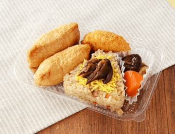 いなり2個と椎茸ちらし寿司にコロッケや煮物を添えて税込497円! ローソンが「寿司おかずセット(いなりと椎茸ちらし)」を発売