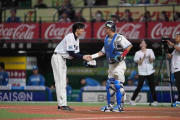 【西武】上地雄輔がセレモニアルピッチに登場　松谷鷹也のショートバウンド投球受け止め大歓声