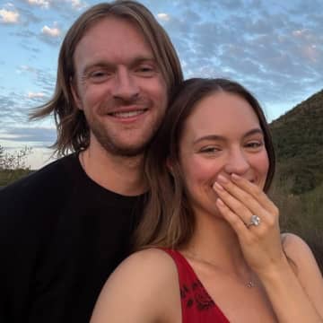 フィニアス、長年の恋人クラウディア・スレフスキーと婚約！