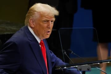 トランプ、バイデンの肖像を「揶揄する写真」に置き換える➡︎「幼稚で卑劣」と批判の声。誕生日カードでやり返す人も