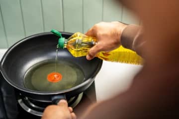 油の容器はこうすればリサイクルできる！「一晩で資源」にする方法をゴミ清掃芸人が紹介