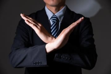見つかると罵倒される！ ？「椅子の背もたれにジャケットをかけてはいけない」職場の謎ルールを明かす男性