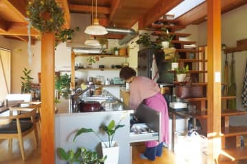 【無印良品のある暮らし】田舎暮らしYouTuberがおすすめをリポート！②山梨県北杜市「アラカン夫婦の田舎暮らし」｜すっきり、無駄がない。外の景色や主人の木工作品との相性も抜群です。