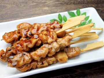 スーパーやコンビニの「焼き鳥」をふっくらジューシーに復活させる裏ワザ！レンチンだけどラップは使いません♪