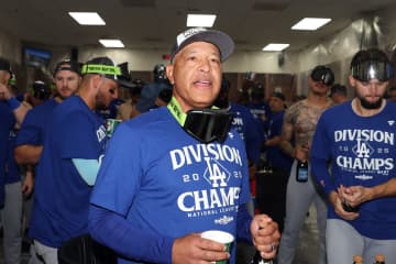 「西地区はロサンゼルスのものだ！」地区Vのドジャース、祝杯前にロバーツ監督が熱いスピーチ！「この先５週間、闘志を失うな。その“エッジ”を持ち続けろ！」