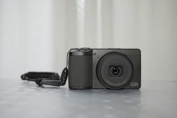 新製品レビュー：RICOH GR IV　着実な“進化と深化”を実感したスナップシューター