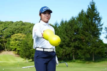 ヘチマ、ピーナッツ、ひょうたん？  佐久間朱莉が足に挟む物体はいったいナニ