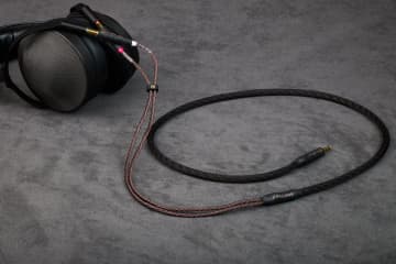 Brise Audioの“新たな基準となるヘッドフォンリケーブル”「AKAGANE-HP」