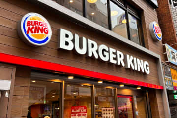 バーガーキング、バンズを捨てた「肉だけ」のバーガー発売　「ハンバーガーって何だっけ…」とネット民困惑