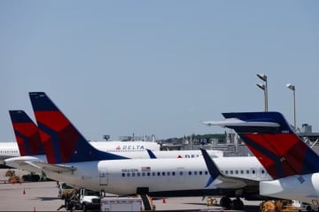 離陸直前に操縦室の窓開くハプニング、米デルタ機が出発中止　ミネソタ州