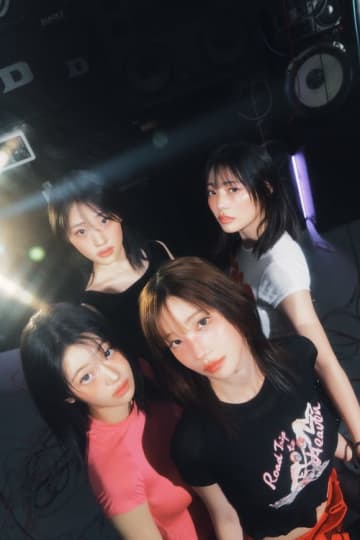 QWER、THE BOYZのペンライトとの類似性に関してコメント「著作権上問題ない」