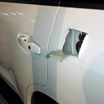 車体に開けられた四角い穴…狙われる愛車、その対策で十分？　「まさか自分の家が」住宅もターゲットに、被害は深刻化