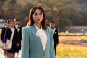 『おいしい給食』“御園先生”武田玲奈、メガネ姿でキリリッ！　5年ぶりカムバックでバージョンアップした姿公開