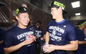 大谷翔平が山本由伸を大絶賛「本当にチームのエース」「期待の中で良いピッチングを見せてくれた」シャンパン浴びせ祝福