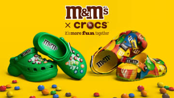 クロックス×M&M'S、まるで“チョコ”なフットウェアを発売！ ジビッツチャーム付け替えで自分好みのオシャレが楽しめる