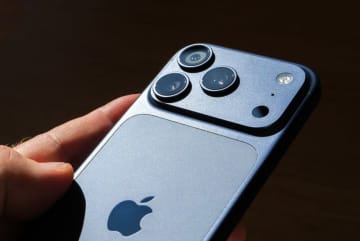 アップル、展示の新iPhoneが傷つきやすいのは「経年で表面が劣化した磁気スタンドのせい」と主張