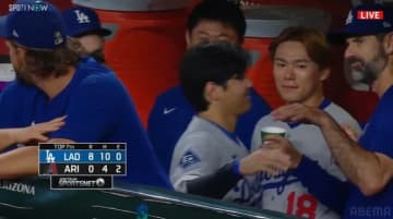 カーショーが、大谷が、チームメイトが…“大エース”山本由伸を「惜しみない賞賛」で出迎えた感動光景 “頭ポンポン連発”ベンチの一コマ