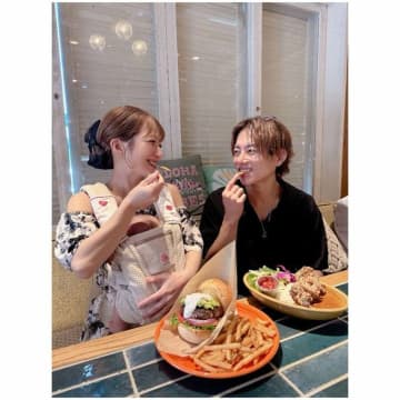 辻希美、長女が撮った夫婦ショットを公開「私たちじゃ映えん!?笑」