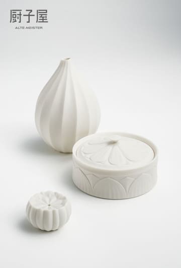繊細で柔らかな世界を白磁で生み出す 陶芸家・若杉聖子による個展「若杉聖子の具足展」を9月27日(土)より開催