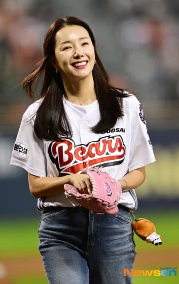 【PHOTO】ソ・イヒョン、始球式に登場…美しいユニフォーム姿