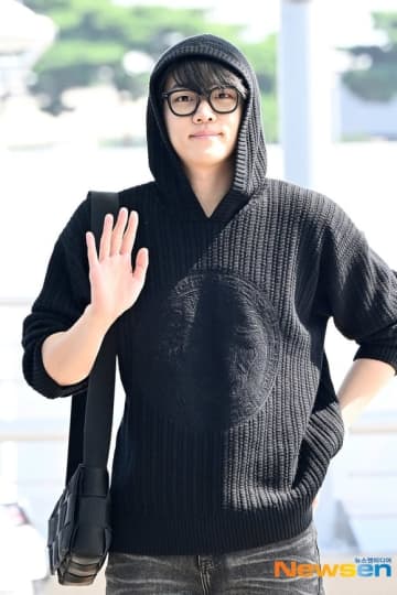 【PHOTO】DKZ ジェチャン、アジアツアーのためマカオへ出国…魅力的なメガネ姿