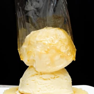 【パリパリ食感が楽しい！】子どもが喜ぶ♡一工夫加えるだけで絶品カラメルドームアイス