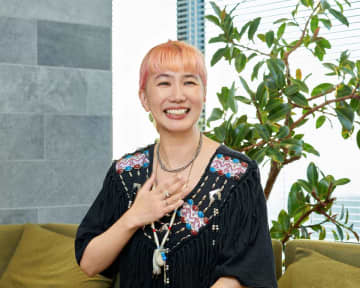 「ファッション × 占い」って何！？この人が面白い！ アパレル社員が占い師に。コラボアイテムも登場