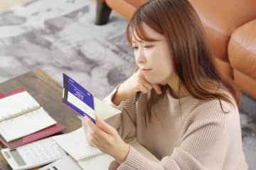 10月から奨学金「200万円」の返済が始まります。利子が増えないか不安なので「12月のボーナス」でまとめて返済したほうがよいですか？
