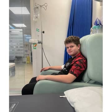 英国の小さな奇跡…理髪師のひと言で17歳の少年のがん発見→化学療法で寛解し2人は感動の再会