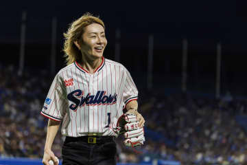 17LIVEライバー プリンスこうや＆星野アリスが神宮球場で始球式に登場！　配信業界の最前線がプロ野球の舞台で見せた「爽快感」と「悔しさ」