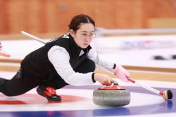 【カーリング】混合ダブルス日本代表決定戦　小穴、青木組が王手「大事な場面で決められているのが大きい」