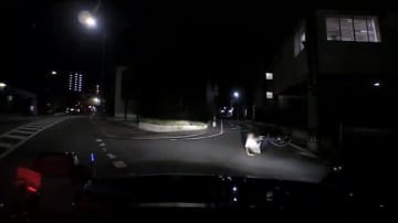 自転車で飲酒運転⇨電柱に衝突して転倒、車が目の前に…。静岡県警がドラレコ映像を公開