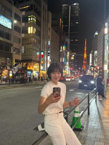 パク・シネ、東京タワーを背景に無邪気な笑顔…旅行願望あらわに？
