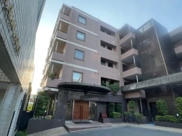 朝日マンション目黒 5階｜「目黒」駅徒歩8分。都心の華やぎと静けさを両立する、目黒の隠れ家レジデンス。2面バルコニー＆2面ルーフテラス付き角住戸