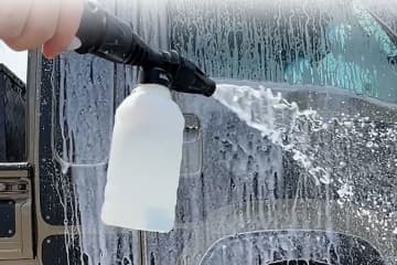 「フォームガン付き」が嬉しい！どこでも「泡洗車」ができる優れモノが新発売【MAXWIN・折り畳み式電動洗車バケツ】