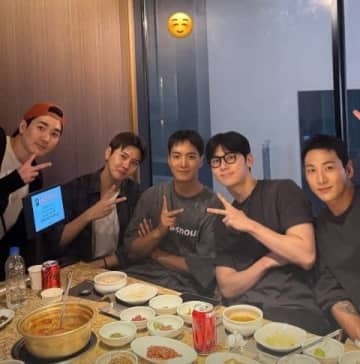 NU'EST、変わらぬ友情をアピール！入隊中メンバーの姿も…完全体での再会ショット公開