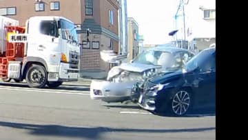 目の前でドン！車が出合い頭の衝突し大破　もう少し前に出ていたら…「ゾッとする」　札幌市