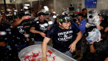 大谷翔平「明日以降もまた頑張りたい」ドジャースが4年連続の地区優勝決める…シャンパンファイトで喜び爆発　チームメートからはMVPコールも