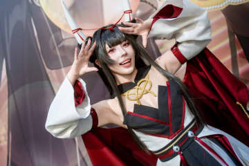 【コスプレ】『アズレン』初月の笑顔がチャーミングすぎて胸キュン！黒タイツが似合うミニの着物姿に癒される指揮官が続出【写真8枚】