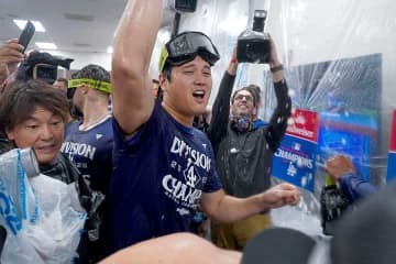 ドジャース美酒会場で文句なしの1枚「ショウヘイと弟たちね」「最高」アジア4人組がニッコリ